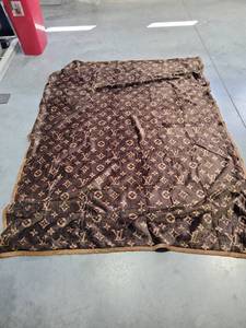 lot 1527 image: TRENDY FASHION THROW BLANKET SIZE 59 X 78