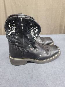 lot 1529 image: Justin Boots Black Western Boots Size 7.5B