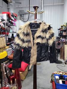 lot 1567 image: Flower Flower Beautiful Clothes Black Puffer Jacket Faux Fur Collar Size 5XL