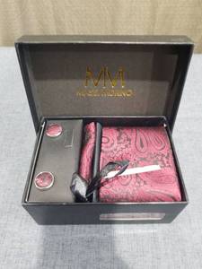 lot 1572 image: Massi Morino Red Paisley Necktie Cufflinks Set