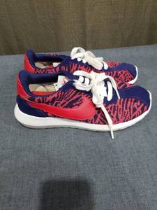 lot 1674 image: Nike Roshe Run Kids Red Blue Patterned Sneakers US 7 819845-400