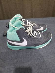 lot 1676 image: Nike Kids Basketball Shoes US 6Y Gray Turquoise 747998-013