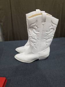 lot 1677 image: White Western Cowboy Boots Pair with Embroidered Detail Size 7.5