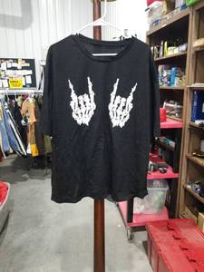 lot 1681 image: SHEIN Curve Black T-Shirt 1XL White Graphic Print