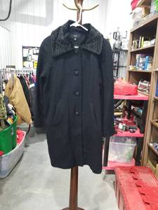 lot 1690 image: DALE Womens Black Coat Size 6