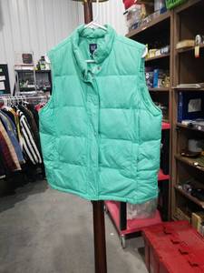 lot 1692 image: GAP Puffer Vest Size L Green
