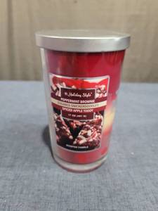 lot 1709 image: Holiday Style Scented Candle 17 oz Peppermint Brownie