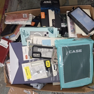 lot 45187 image: Lot Of MISCELLANEOUS Phone Cases And Tablet Cases