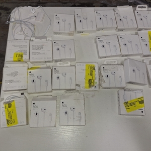 lot 45213 image: LOT Of 38 APPLE AIRBODS LIGHTING CONNECTOR