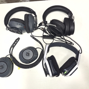 lot 45215 image: Lot of 4 gaming headphones