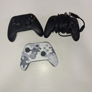 lot 45216 image: Lot of 3 gaming controllers