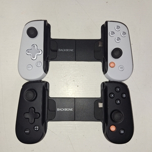 lot 45230 image: 2 Backbone One (USB-C) Mobile Gaming Controller for Android ONE BLACK ONE WHITE