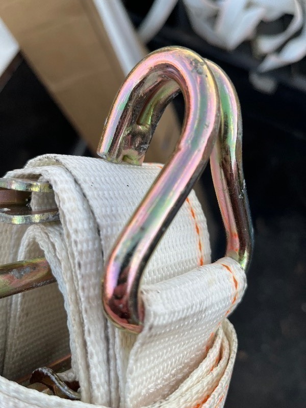 lot 414 image: Bundle of 2 White Cargo Equipment 1,500lb Capacity Straps - 1 Hook End & 1 Clamp End