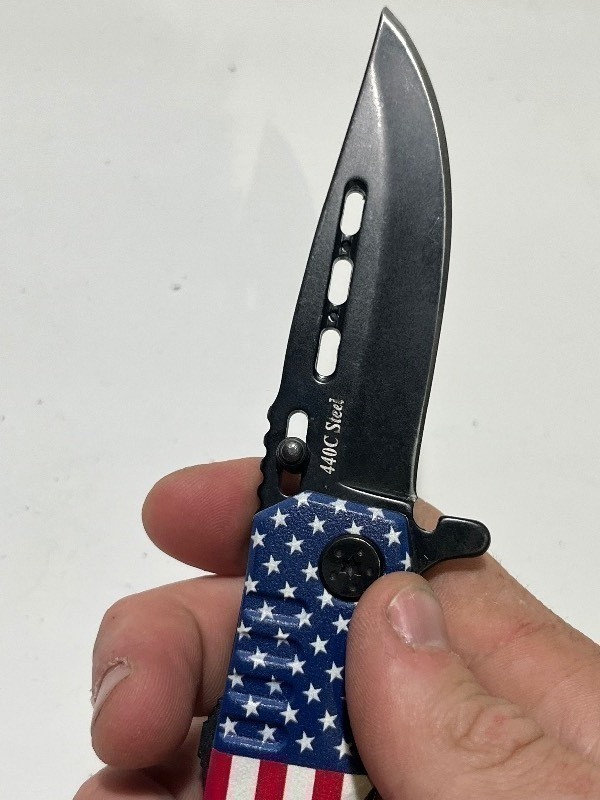 lot 680 image: Patriotic USA GW 440C Steel Blade Pocket Knife Quality Metal Grip