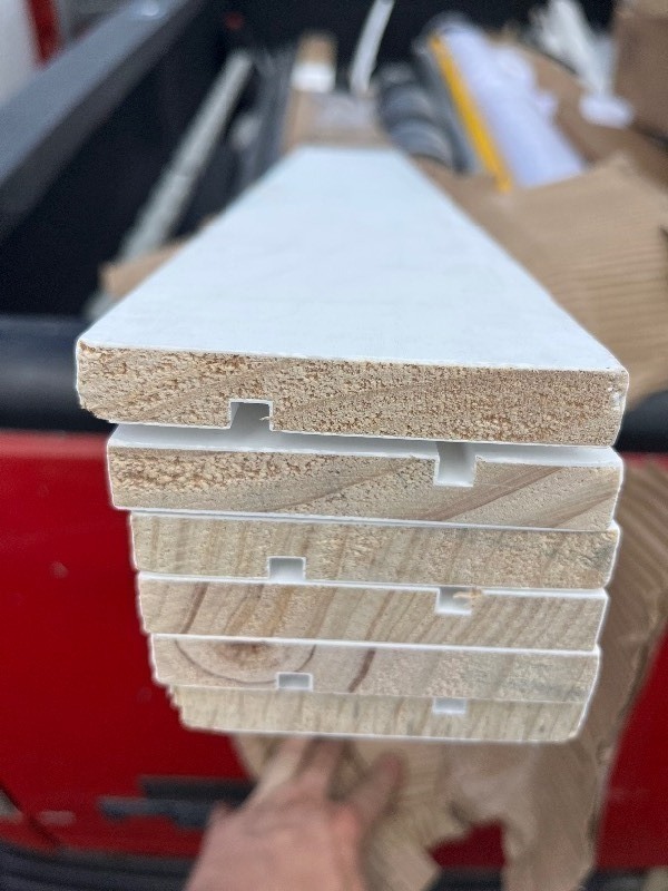 lot 35 image: Bundle of 6 White Wooden Trim Boards - Near Perfect 8 x 4