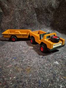 lot 34 image: Fisher-Price Safari Jeep with Trailer Diecast Toy 2-Piece Set
