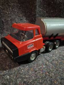 lot 96 image: Texaco Flammable Tanker Truck Diecast Model