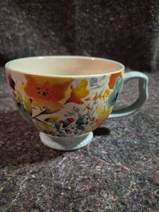 lot 160 image: The Pioneer Woman Stoneware Willow 27 Oz. Floral Mug with Lid