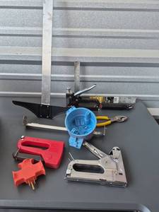 lot 227 image: Staple Gun Set 6-Piece Assorted Hand Tools