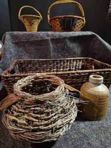 lot 407 image: Lot of 6 Woven Baskets with Ceramic Vessel