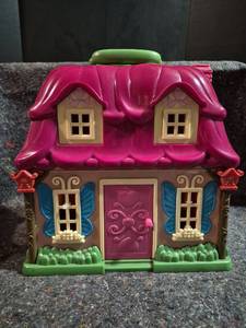 lot 411 image: Polly Pocket Decorative House Playset with Green Roof and Accessories