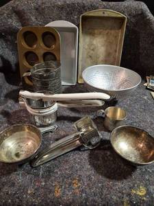 lot 420 image: Kitchen Baking and Cooking Tools Lot 10 Pieces Measuring Cups Sifter Strainer