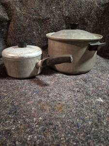 lot 421 image: Wear-Ever 7.5L Aluminum Stock Pot with Lid and Smaller Pot Set