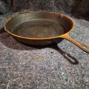 lot 423 image: Griswold Cast Iron Skillet No. 9 12 inch