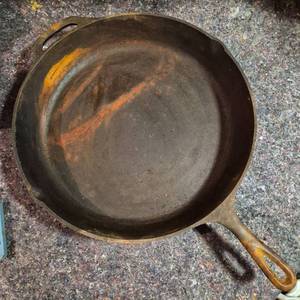lot 424 image: Lodge Cast Iron Skillet 15 Inch