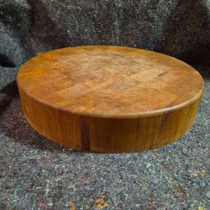 lot 426 image: Wooden Round Cutting Board 9 inch Diameter
