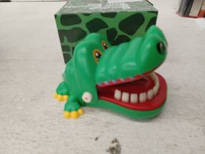 lot 19366 image: StarsPuff Small Crocodile Teeth Toys