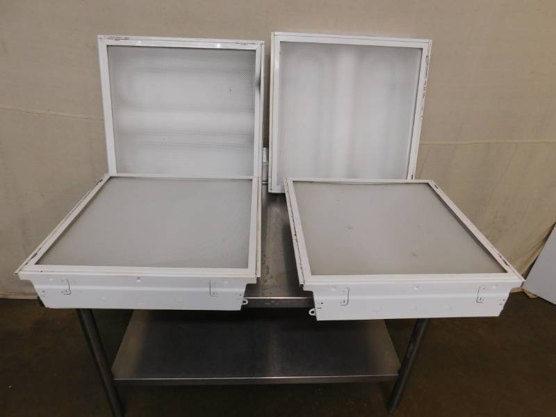 lot 747 image: 4 Flourescent Box Lights