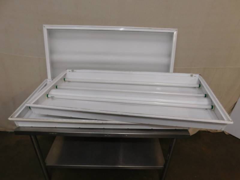 lot 748B image: 3 Flourescent Box Lights