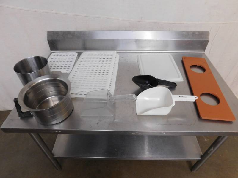lot 771 image: Ice Scoops and Plastic Wares