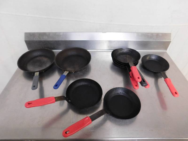 lot 774 image: 9 Pans