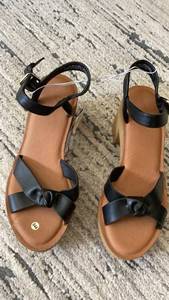 lot 164 image: Womens Sandals with Black Straps and Tan Footbed