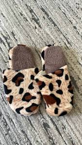 lot 167 image: Leopard Print Slippers Pair Size 38-39 78&nbsp