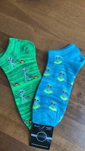 lot 183 image: ET TU 2-Pair No Show Socks Size 10-13 Mens Novelty -