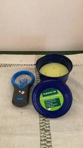 lot 193 image: Gardenline Citronella Candle 17 oz with Handheld Bug Zapper -