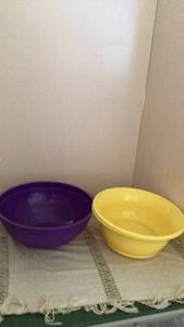 lot 194 image: 2 Plastic Bowls Purple Yellow -&nbsp