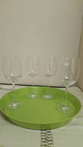 lot 206 image: Set of 4 Clear Wine Glasses with Green Serving Tray -&nbsp