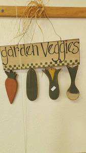 lot 230 image: Garden Veggies Wooden Wall Hanging with 4 Vegetable Ornaments -&nbsp