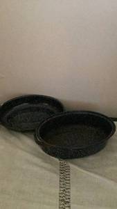 lot 279 image: Covered Speckled Black roasting pan with Handles -&nbsp