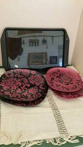 lot 282 image: 4 Decorative Plates with Damask Pattern Pink and Black black tray -&nbsp