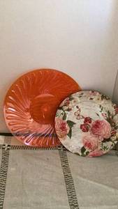 lot 289 image: 2 Decorative Plates Shell Pattern and Floral Design -