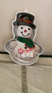 lot 292 image: Wilton Merry Snowman Cake Pan -&nbsp