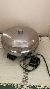 lot 297 image: Farberware Electric Skillet with Dome Lid -