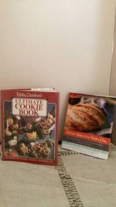 lot 321 image: Betty Crocker Ultimate Cookie Book and Artisan Bread in Five Minutes a Day, 2 cookbooks -&nbsp