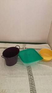 lot 363 image: 3-Piece Kitchen Container Set Dark Pot Green Tray Yellow Bowl&nbsp