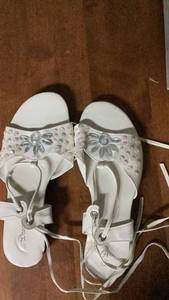 lot 370 image: Sandals Shoes with Rhinestone Embellished Sz 8 white